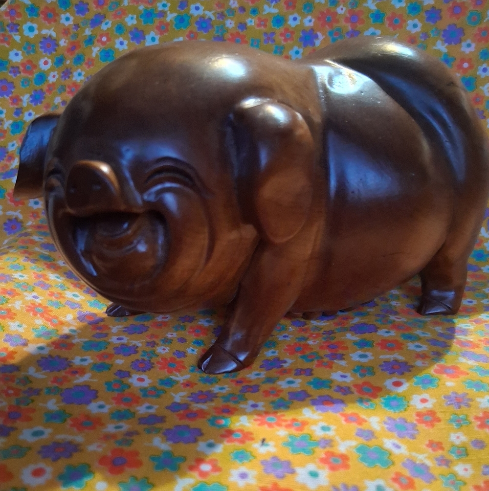 VINTAGE ADORABLE SOLID WOOD MOTHER CHINESE PIG FIGURINE.